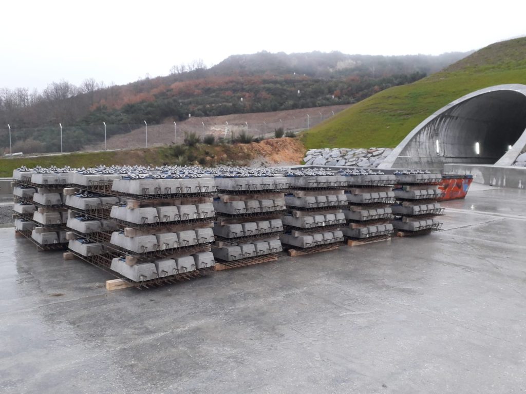 Suministro, transporte y descarga de traviesas bibloque de hormigón armado para vía en placa para la renovación del Túnel de Getafe.