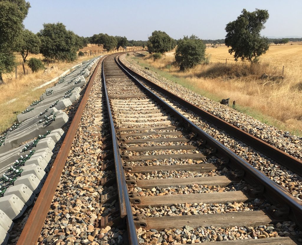 Suministro y transporte de traviesas para la renovación integral de infraestructura de vía en la línea Zafra-Huelva. Tramo: Jabugo - 96+430 y Tramo: 96+430 - Calañas